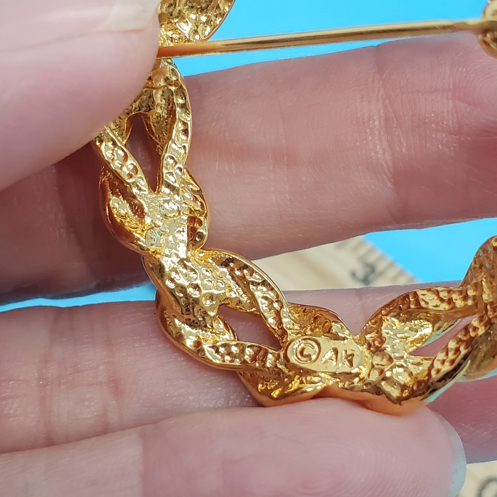 VINTAGE AK Gold tone knot circle brooch pin for lapel scarf knot travel - Picture 4 of 4